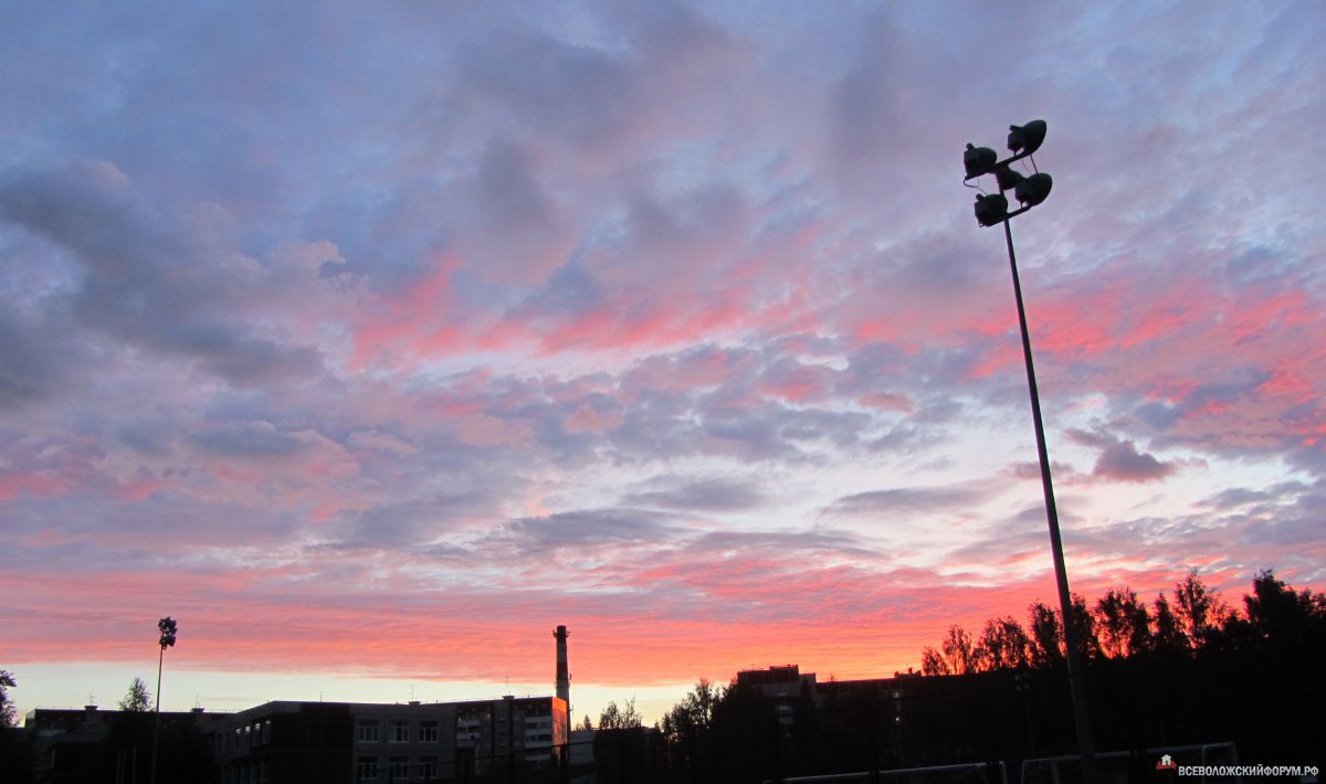 Закат над школьным стадионом